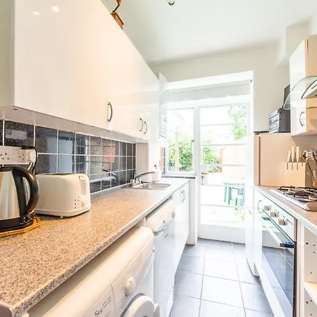 Spacious Shepherds Bush With Garden Apartment