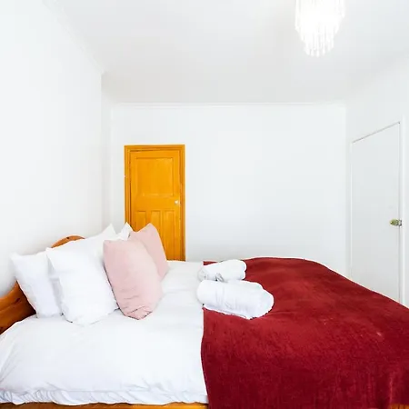 Spacious Shepherds Bush With Garden *