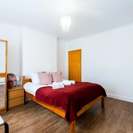 Spacious Shepherds Bush With Garden Apartment London