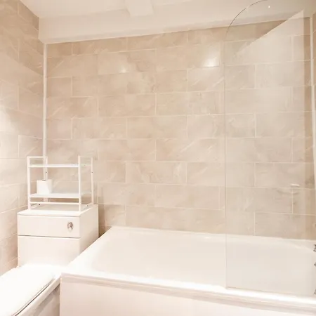 Spacious Shepherds Bush With Garden *