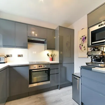 Apartment 2 Bedroom Near Southfields London