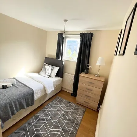 Guest house Amazing New House In London