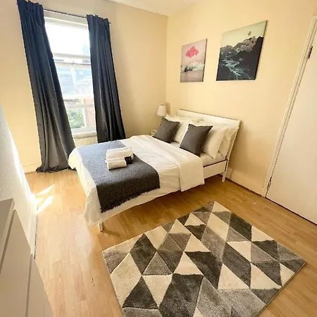 Guest house Amazing New House In London