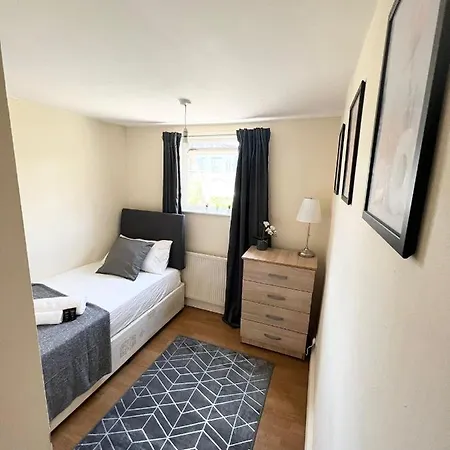 Amazing New House In Pensión Londres