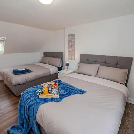 Holiday home 4 Bedrooms,2 Bathrooms House With Free Parking