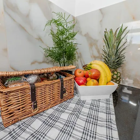 4 Bedrooms,2 Bathrooms House With Free Parking Holiday home Plumstead (Greater London)