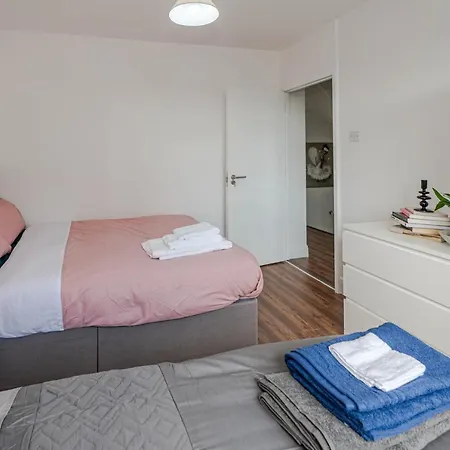 4 Bedrooms,2 Bathrooms House With Free Parking * Plumstead (Greater London)