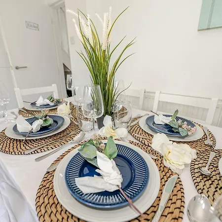 4 Bedrooms,2 Bathrooms House With Free Parking Holiday home *