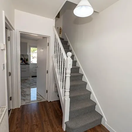 4 Bedrooms,2 Bathrooms House With Free Parking *