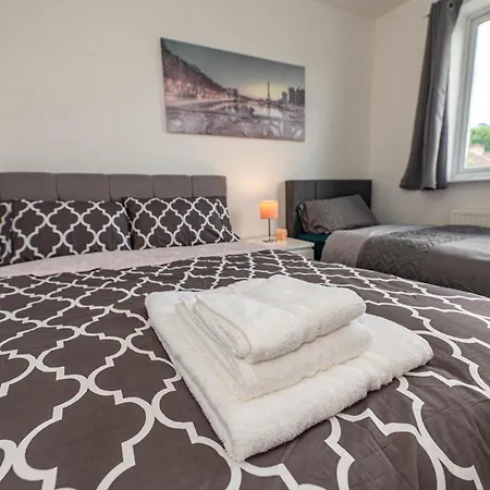 Holiday home 4 Bedrooms,2 Bathrooms House With Free Parking *
