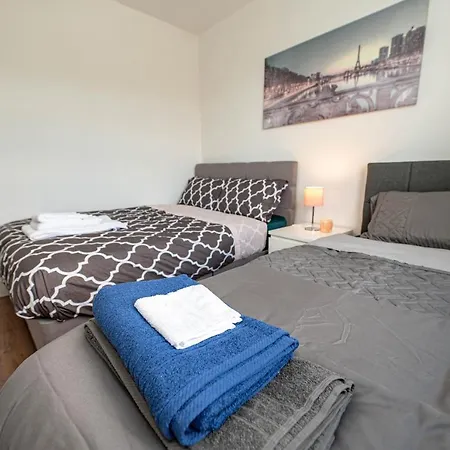 4 Bedrooms,2 Bathrooms House With Free Parking *