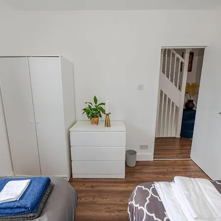 4 Bedrooms,2 Bathrooms House With Free Parking Holiday home Plumstead (Greater London)
