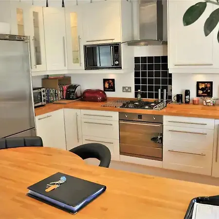 Sunny 2 Bedroom, 2 Bathroom With Roof Terrace *