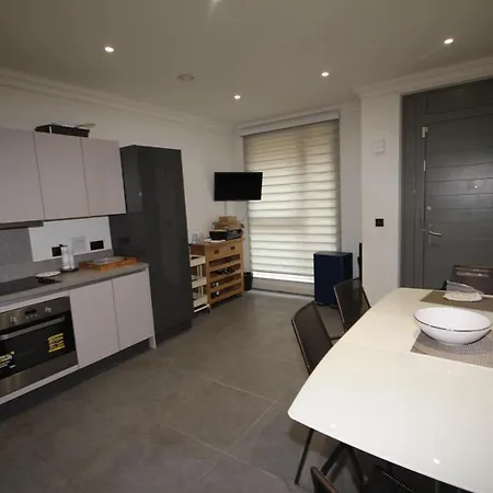 Hendon Place Apartment