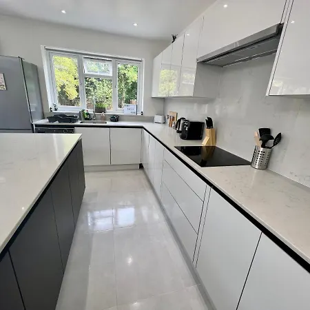 Hébergement de vacances Wembley Stadium 5 Star Brand New Luxury Sleeps 14 With Parking Londres