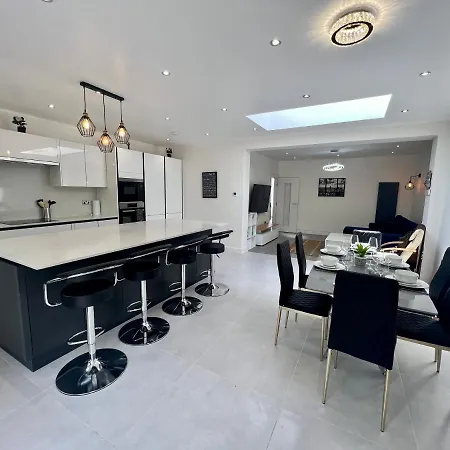 Wembley Stadium 5 Star Brand New Luxury Sleeps 14 With Parking