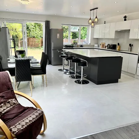 Wembley Stadium 5 Star Brand New Luxury Sleeps 14 With Parking