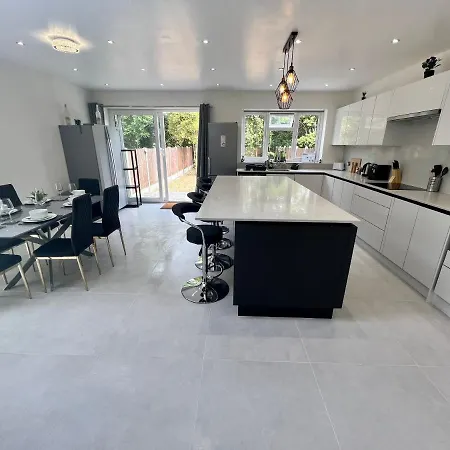 Wembley Stadium 5 Star Brand New Luxury Sleeps 14 With Parking