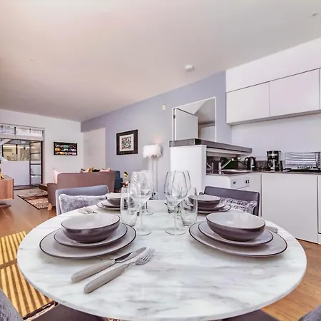 Apartment Interior-designer With 2 Terraces