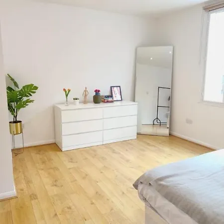 Spacious 3 Bed Flat Near Liverpool Street, Spitalfields