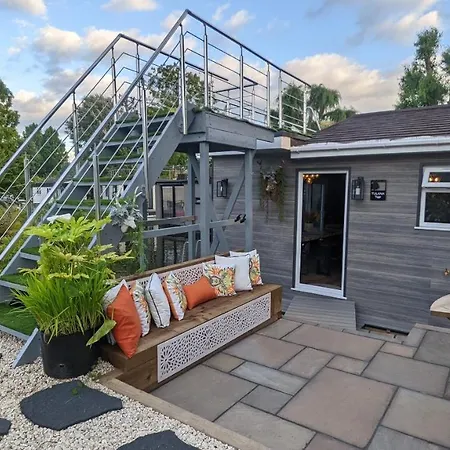 Tulana Taggs - Floating On Idyllic Island * Hampton Hill