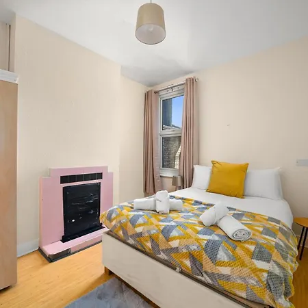 Homely 4-bedroom With 2 Baths & Free Parking