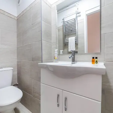 Holiday home Newly Refurbished 5 Bdr House Wgarden And Parking London