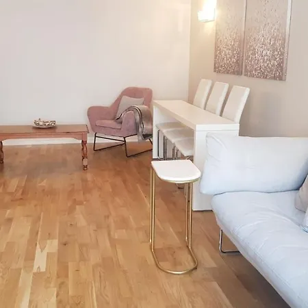 Lovely 2 Bedroom Flat In The Heart Of Water Wimbledon *