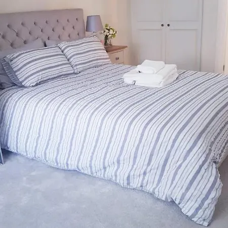 Lovely 2 Bedroom Flat In The Heart Of Water Wimbledon