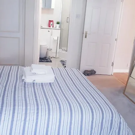 Lovely 2 Bedroom Flat In The Heart Of Water Wimbledon * London