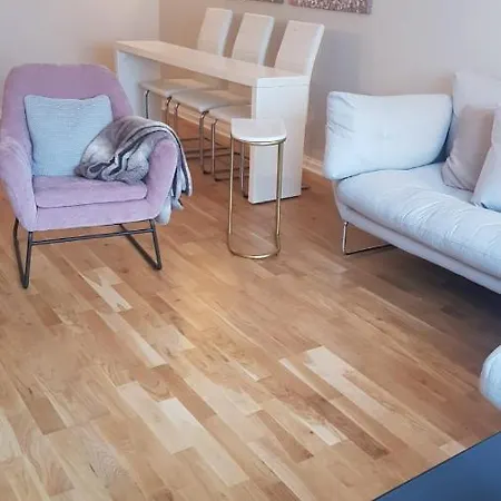 Lovely 2 Bedroom Flat In The Heart Of Water Wimbledon *