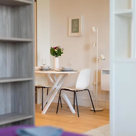 Cozy - Free Wifi And Parking Onsite