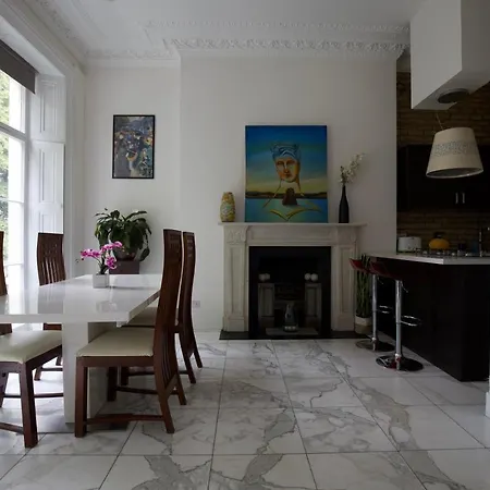Large 2 Beds Flat Overlooking Clapham Common Park * London