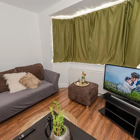 4 Bedrooms,2 Bathrooms House With Free Parking * Plumstead (Greater London)