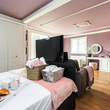 Jones Real Escapes Retreat * London