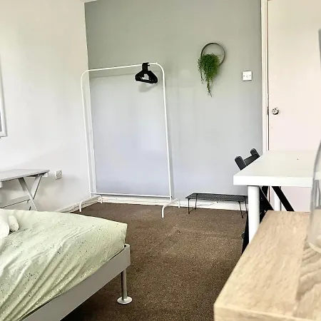 Private Bedrooms In A Flat! Away From Home! Shared Bathroom * London
