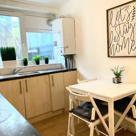 Private Bedrooms In A Flat! Away From Home! Shared Bathroom *