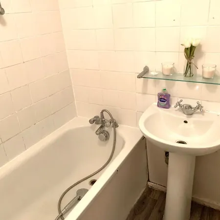 Homestay Private Bedrooms In A Flat! Away From Home! Shared Bathroom *