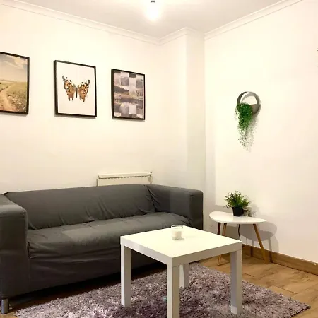 Private Bedrooms In A Flat! Away From Home! Shared Bathroom *