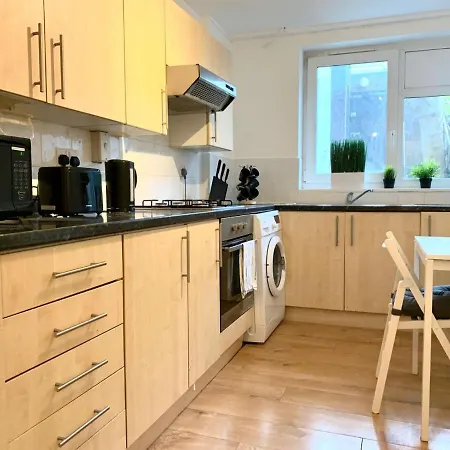 Private Bedrooms In A Flat! Away From Home! Shared Bathroom Homestay London