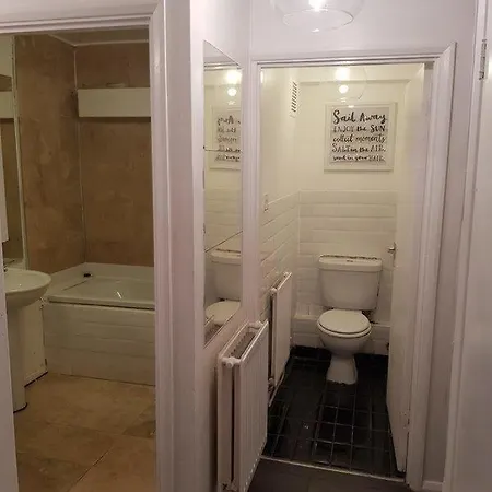 Homestay R2 Superking Sized Bed & 65