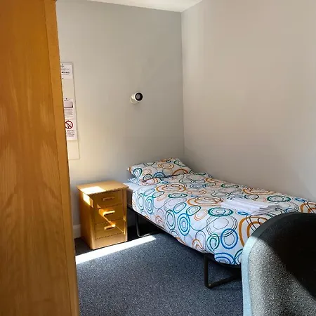 Charming For Students Only, Cricklewood Lane - Sk