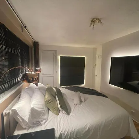 R3 Superking Sized Bed & 75
