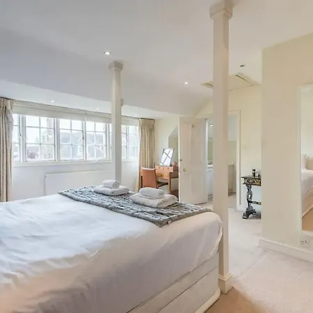 Charming Golders By Hampstead Heath Holiday home Brent
