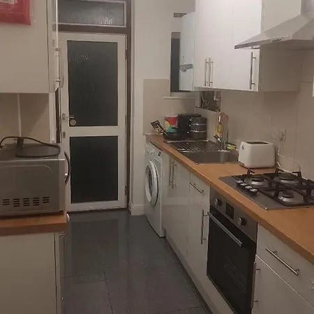 Cosy Relaxing 4 Bed With 2 Parking Space Apartment *