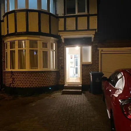 Cosy Relaxing 4 Bed With 2 Parking Space Apartment