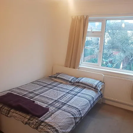 Cosy Relaxing 4 Bed With 2 Parking Space Apartment Hatch End
