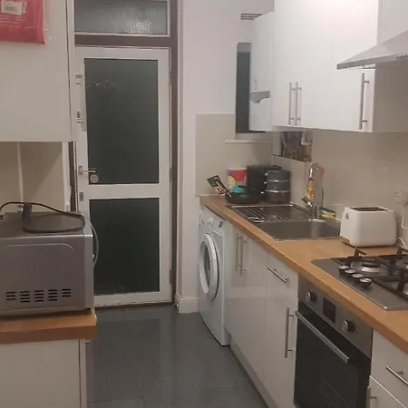 Cosy Relaxing 4 Bed With 2 Parking Space *