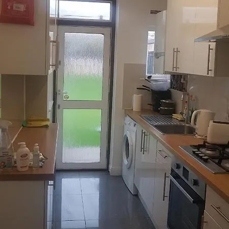 Cosy Relaxing 4 Bed With 2 Parking Space *