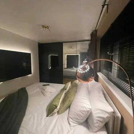 Homestay R3 Superking Sized Bed & 75